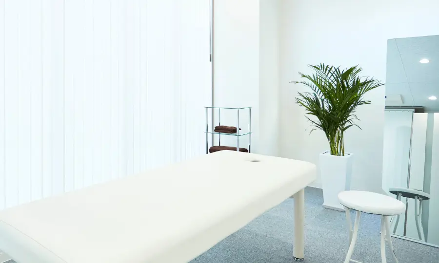 美.designの白を基調とした広々とした清潔な完全個室の施術室の内観