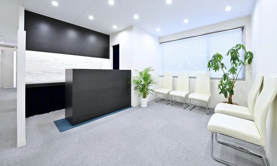 全国37店舗を展開する美.designの清潔な店内廊下。全店駅近で通いやすい立地