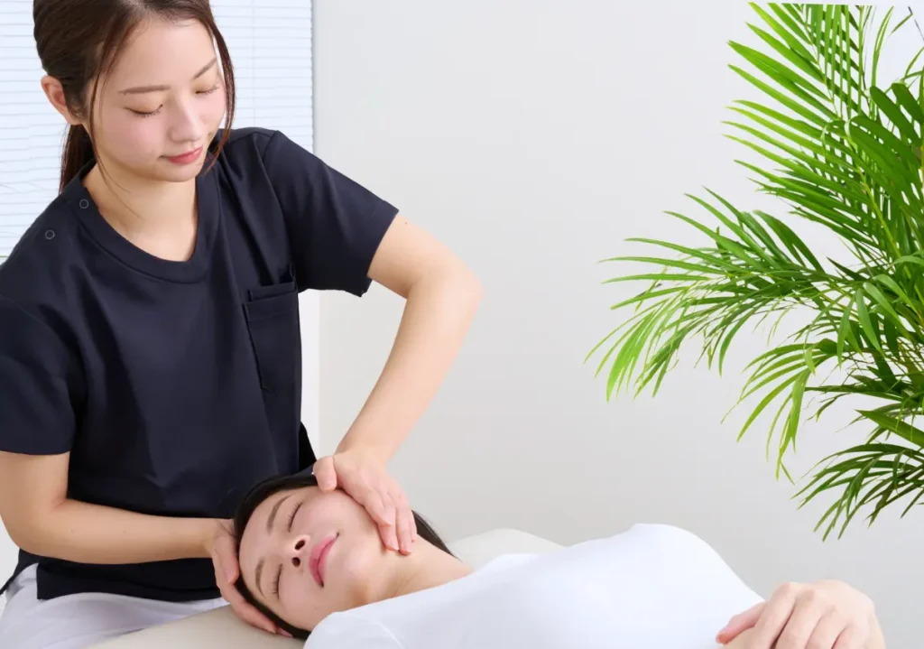 累計230万件の実績に基づき、顔の歪みの原因となる骨格から整える美.designの美容矯正の様子