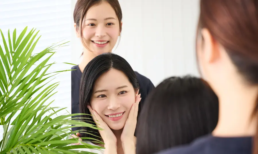 一回目の変に満足している女性のイメージ。痛くない矯正で90％以上が効果を実感している実績