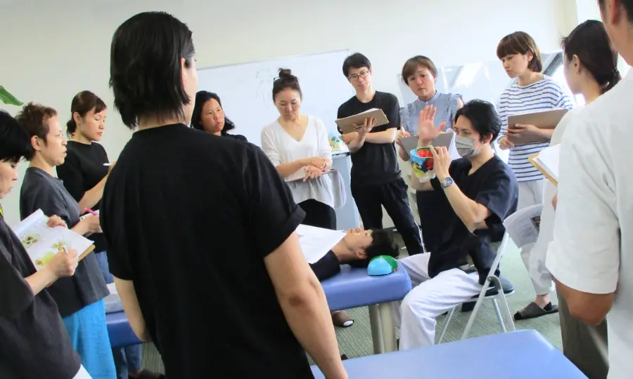 全国1,000組以上の同業サロンが学ぶ美.designの技術指導スクール風景とセミナーの様子