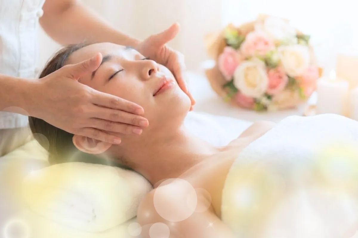 エステサロンでフェイシャルメニューの施術を受けている女性